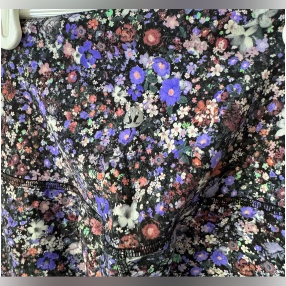 NWT lululemon align high rise crop 23” in flower burst multi Sz. 12 - Picture 3 of 4